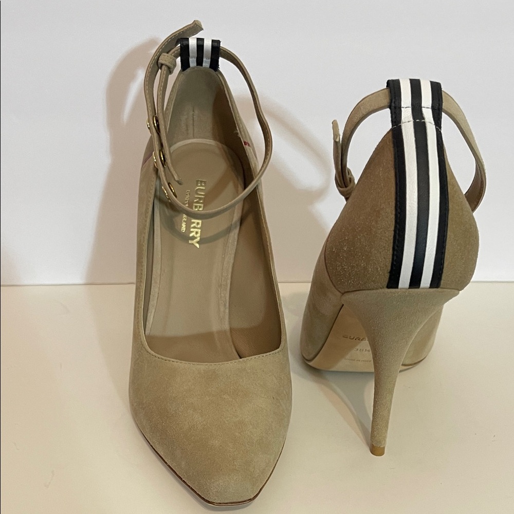 *AUTHENTIC* Burberry Beige Suede Stripe Studded Ankle Cuff Pumps Size 38.5